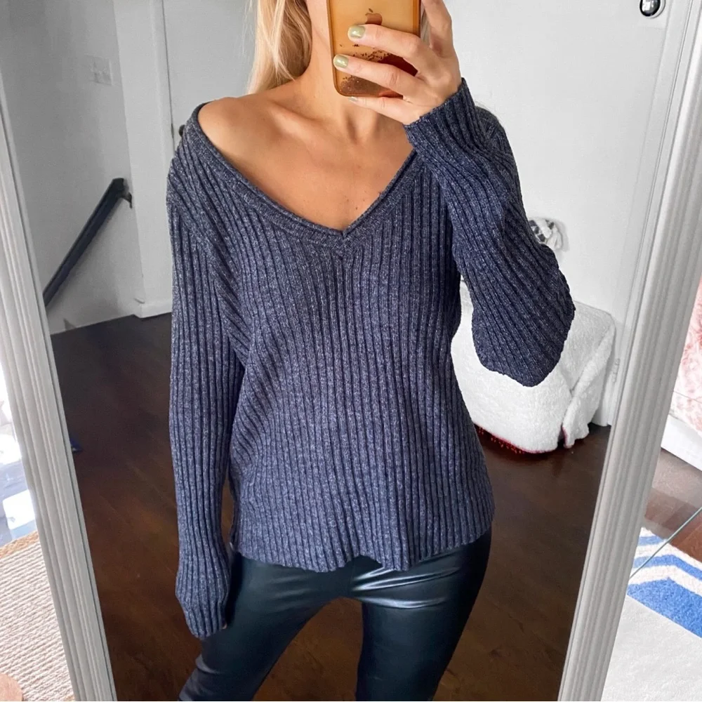🌌 VERO MODA MIDNIGHT GREY RIBBED V-NECK SWEATER!